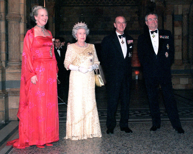 Королева Дании Маргрете II, королева Великобритании Елизавета II, принц Филипп и принц Хенрик в&nbsp;Музее естествознания в&nbsp;Лондоне, 2000 год