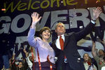 Джордж Буш и его жена Лора во время встречи со своими сторонниками накануне выборов, 6 ноября 2000 года