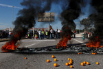 Испанские фермеры блокируют дорогу к порту Кастельон во время акции протеста против сельскохозяйственной политики Евросоюза, Кастельон, Испания, 7 февраля 2024 года