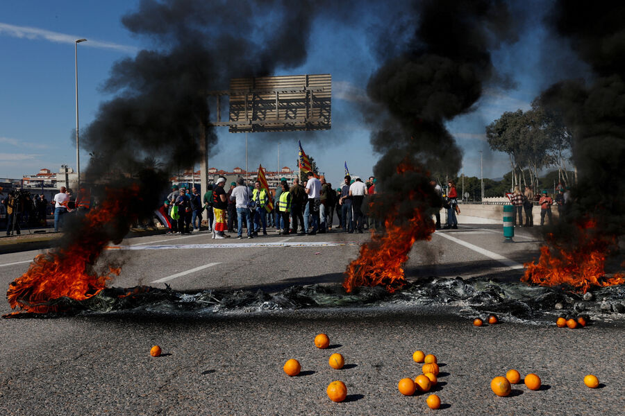 Испанские фермеры блокируют дорогу к&nbsp;порту Кастельон во время акции протеста против сельскохозяйственной политики Евросоюза, Кастельон, Испания, 7&nbsp;февраля 2024&nbsp;года