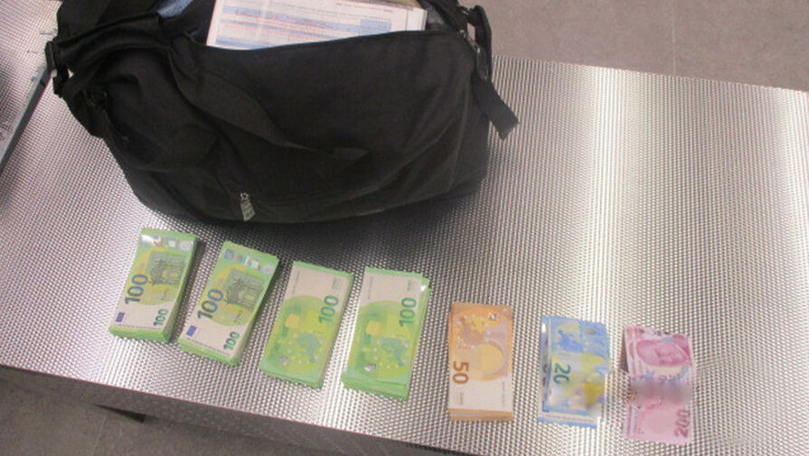 Уральские таможенники задержали иностранца с десятками тысяч евро 