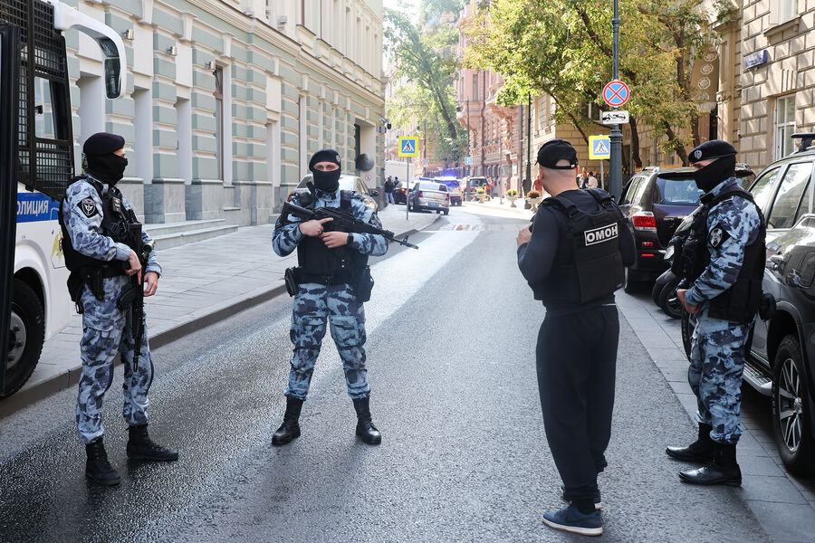 Сотрудники экстренных служб у&nbsp;бизнес-центра &laquo;Романов двор&raquo;, где находится офис Wildberries