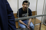 Источник в правоохранительных органах сообщил, что Мирзаев был вывезен в одном из двух автозаков, разъехавшихся в разные стороны «во избежание каких-либо инцидентов».
