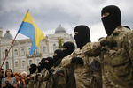 Добровольцы батальона «Азов», которые отправляются на юго-восток страны в зону «антитеррористической операции», во время принятия присяги