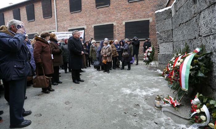 Президент Польши Бронислав Комаровски у&nbsp;«Стены смерти», установленной между&nbsp;10-м и 11-м блоками в&nbsp;концентрационном лагере Аушвиц-Биркенау в&nbsp;Освенциме