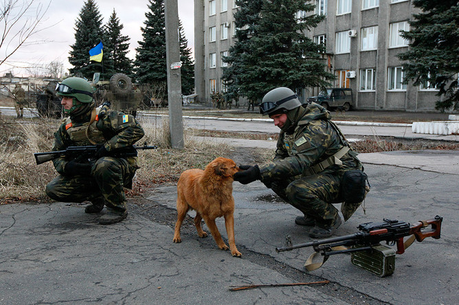 Украинские военнослужащие в Дебальцево