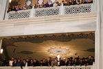 Верующие на церемонии передачи стеклянной капсулы с волосом пророка Мухаммеда