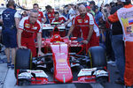 Работа механиков команды Ferrari перед началом российского этапа чемпионата мира по кольцевым автогонкам в классе «Формула-1»