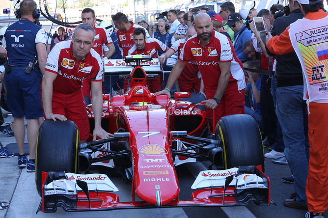 Работа механиков команды Ferrari перед началом российского этапа чемпионата мира по кольцевым автогонкам в классе «Формула-1»