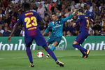 Нападающий «Барселоны» Лионель Месси в первом матче с «Реалом» за Суперкубок Испании