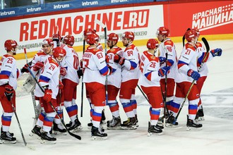 Игроки сборной России по хоккею радуются победе