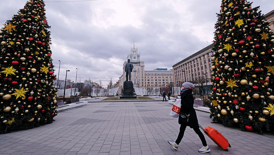 Девушка на театральной площади в Москве, декабрь 2019 года