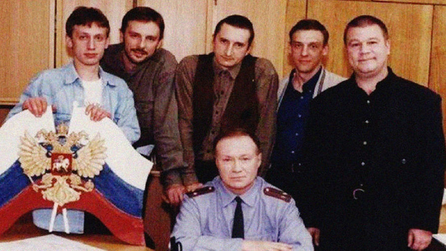 Владимир Бортко снял несколько серий первого (и лучшего) сезона «Улиц разбитых фонарей» под псевдонимом Ян Худокормов. Режиссер признавался, что согласился тогда снимать только ради того, чтобы заработать денег. В 1995 году Бортко и Александр Рогожкин сняли большинство серий первого сезона. Успех же к сериалу пришел только в 1998 году. Его премьера состоялась 4 января на ТНТ, а уже осенью его показали на ОРТ. Переоценить значимость «Улиц» для российского телевидения невозможно. 