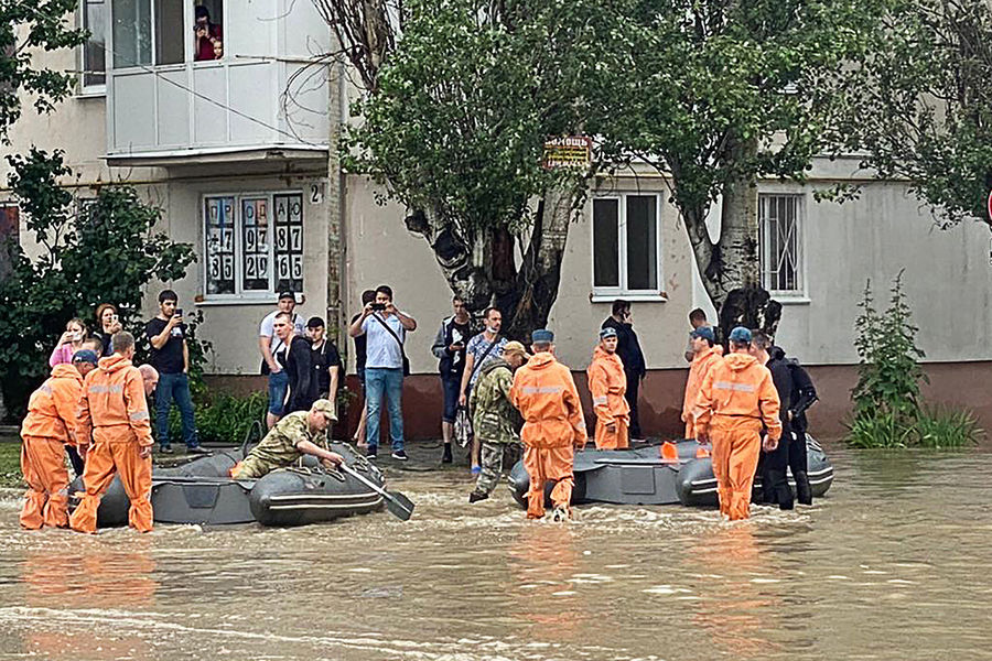 Одна из&nbsp;затопленных улиц в&nbsp;Керчи, 17 июня 2021 года 
