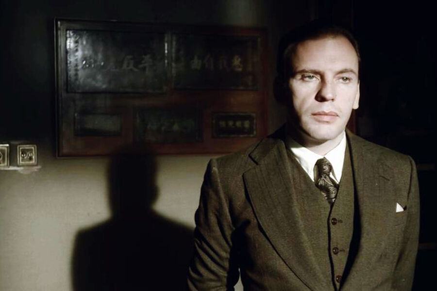 <b>«Конформист» (1970)</b><br><br>
Фильм по&nbsp;одноименной повести Альберто Моравиа принес режиссеру всемирную славу. Он рассказывает историю итальянца Марчелло Клеричи, который в&nbsp;1938 году поступает на&nbsp;службу к&nbsp;находящимся у&nbsp;власти в&nbsp;Италии фашистам и получает поручение убить своего знакомого профессора, живущего в&nbsp;Париже. Для&nbsp;него это — задание, которое необходимо выполнить. Но приехав во Францию со своей невестой, он знакомится с&nbsp;женой профессора и влюбляется в&nbsp;нее.
Все это происходит на&nbsp;фоне воспоминаний о&nbsp;тяжелом детстве и издевательствах, которые пережил Марчелло — ради того, чтобы забыть о&nbsp;них, он пытается подстроиться под&nbsp;большинство.
Главные роли — Марчелло и его невесты — сыграли в&nbsp;картине Жан-Луи Трентиньян и Стефания Сандрелли.