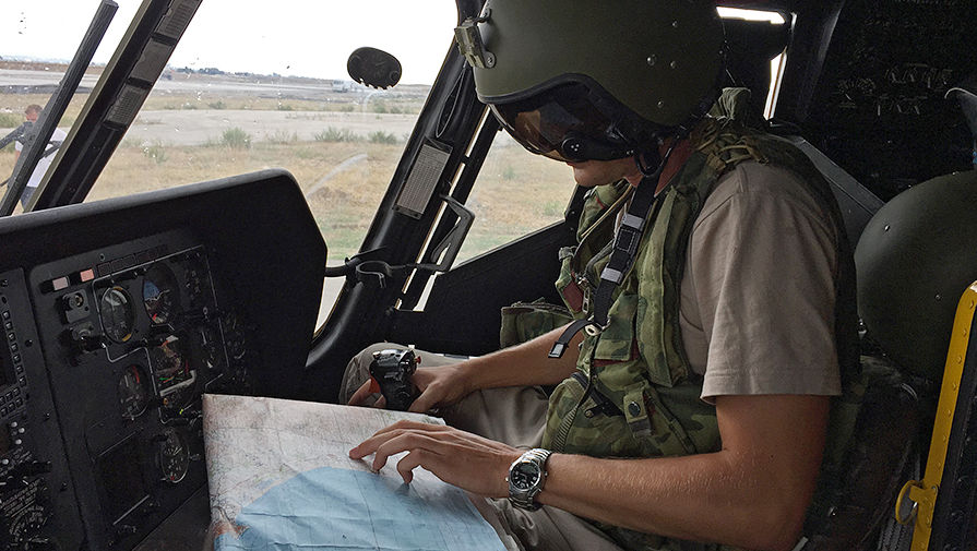 Летчик в кабине российского транспортно-штурмового вертолета МИ-8АМШТ на аэродроме «Хмеймим» в Сирии