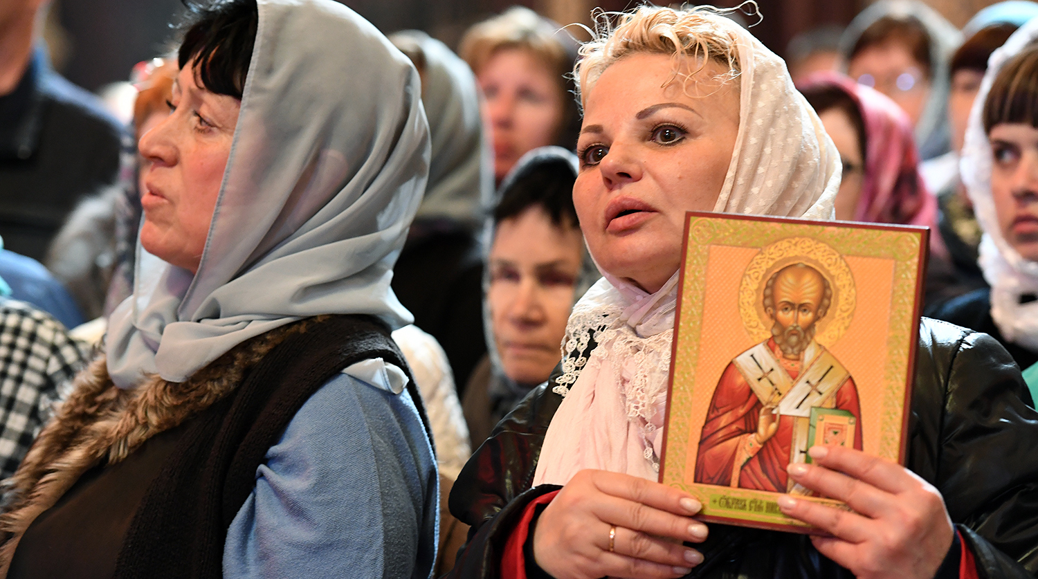Верующие стоят в очереди в храме Христа Спасителя, где находится ковчег с мощами святителя Николая Чудотворца, 22 мая 2017 года