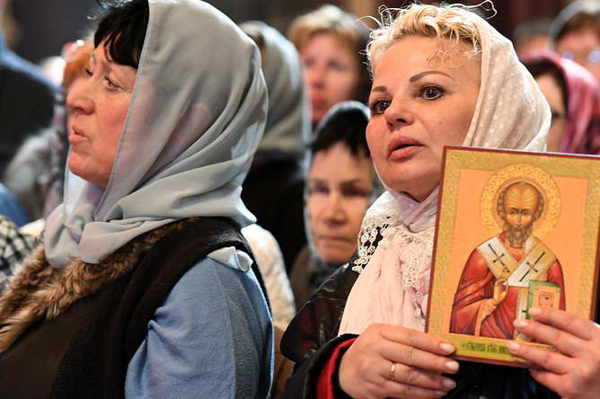Верующие стоят в очереди в храме Христа Спасителя, где находится ковчег с мощами святителя Николая Чудотворца, 22 мая 2017 года