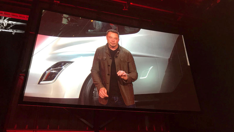 Глава Tesla и SpaceX Илон Маск во время презентации грузового электромобиля Tesla Semi в Хоторне, штат Калифорния, ноябрь 2017 года