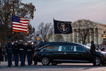 Похоронный кортеж с телом бывшего президента США Джорджа Буша-старшего около Капитолия в Вашингтоне, 3 декабря 2018 года