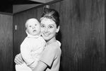 Одри Хепберн с сыном Шоном в аэропорту Копенгагена по пути на съемки в Рим, 1961 год