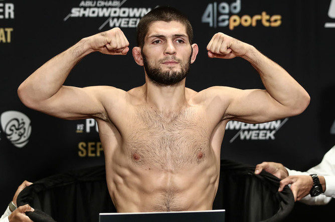 Чемпион UFC в легком весе Хабиб Нурмагомедов во время официальной церемонии взвешивания накануне турнира UFC 242, 6 сентября 2019 года
