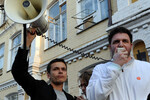 Политик Илья Яшин и актер Максим Виторган во время митинга в поддержку экс-кандидата в мэры Астрахани Олега Шеина, 2012 год