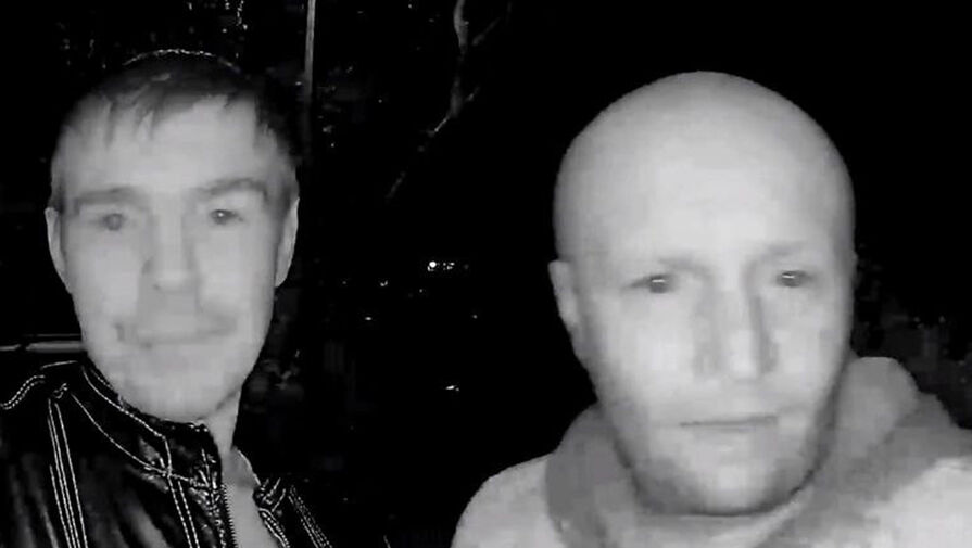 Пытавшийся открыть входную дверь мужчина сломал ногу, уронив на нее бордюрный камень