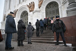 Люди в очереди на входе в храм Христа Спасителя, где проходит церемония прощания с народной артисткой СССР Инной Чуриковой, 17 января 2023 года