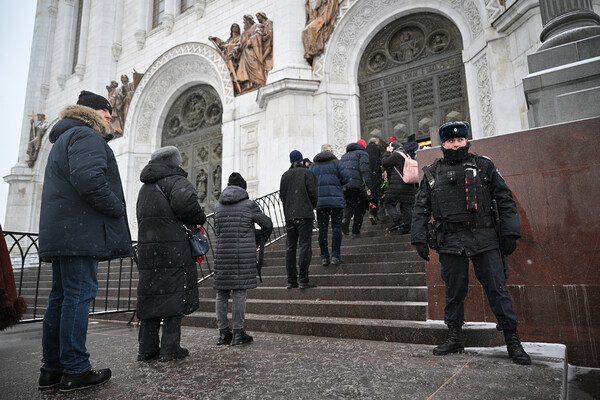 Люди в&nbsp;очереди на&nbsp;входе в&nbsp;храм Христа Спасителя, где проходит церемония прощания с&nbsp;народной артисткой СССР Инной Чуриковой, 17&nbsp;января 2023&nbsp;года