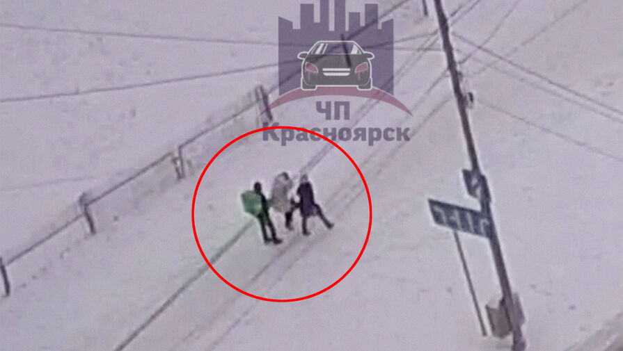 Курьер службы доставки ударил по голове незнакомую девушку на улице Красноярска