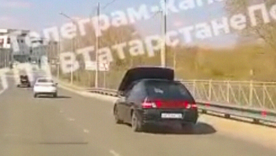 В Казани сняли на видео Lada, которая ехала по городу с открытым капотом