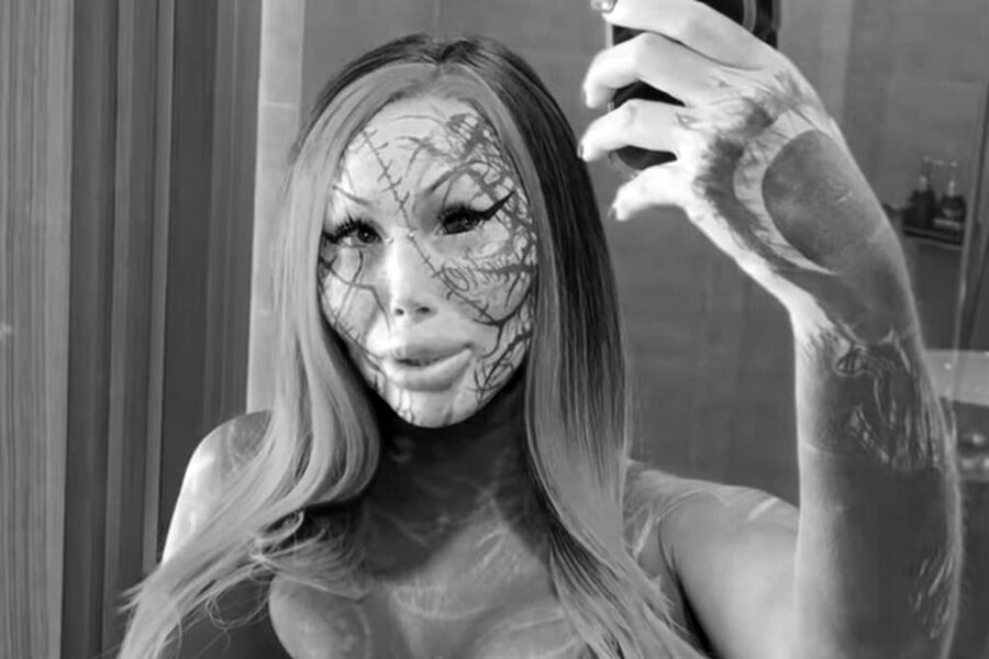 «Живую надувную куклу» нашли мертвой под окнами отеля, она упала с балкона отеля и скончалась