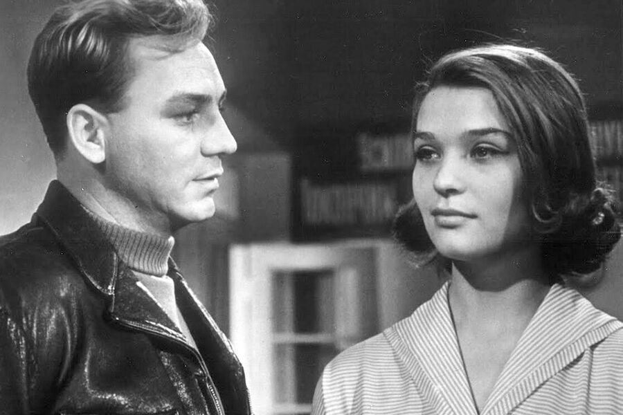 <b>«Им покоряется небо» (1963)</b>
<br><br>
В&nbsp;картине Татьяны Лиозновой актер исполнил роль летчика-испытателя Алексея Колчина. Прототипом его героя стал инженер-подполковник Алексей Гринчик, погибший во время полета на&nbsp;опытном МиГ-9 в&nbsp;1946 году. Влюбленную в&nbsp;летчика Нину (а без&nbsp;любовной линии никак нельзя) сыграла Светлана Светличная.