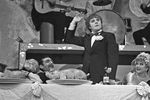 Сцена из спектакля «Клоп», 1974 год. Артист Андрей Миронов (на первом плане) в роли Олега Баяна