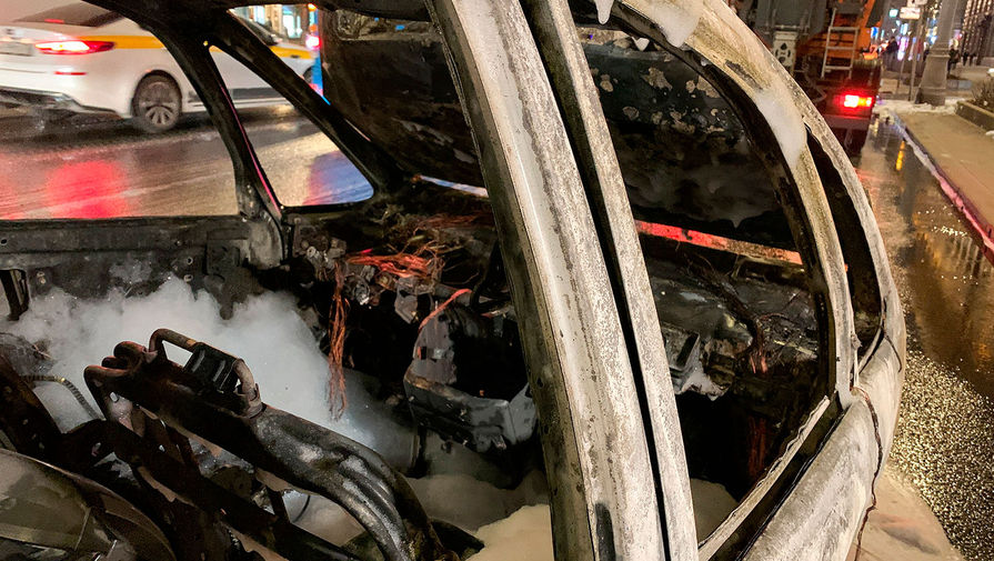 Во Владивостоке водитель выпрыгнул на ходу из загоревшегося автомобиля