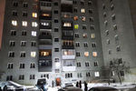 На месте пожара в девятиэтажном жилом доме в Екатеринбурге, 12 января 2021 года