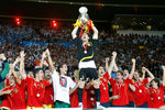 Икер Касильяс и сборная Испании празднуют победу в Евро-2008
