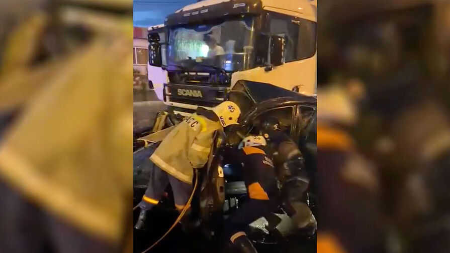В Новосибирске водитель легковушки погиб в результате лобового столкновения с грузовиком