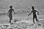 Дети во время игры на побережье Сахалина, 1989 год 