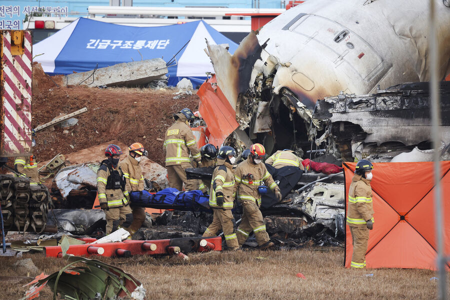 На&nbsp;месте крушения Boeing 737&nbsp;южнокорейской авиакомпании Jeju Air в&nbsp;аэропорту Муан, 29&nbsp;декабря 2024&nbsp;года