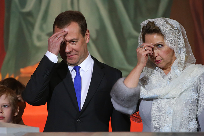 Дмитрий Медведев с супругой Светланой во время праздничного богослужения по случаю Рождества в храме Христа Спасителя, 2017 год