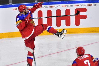 Нападающий сборной России по хоккею Сергей Андронов радуется своему голу в матче против команды Швеции