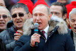 Президент России Владимир Путин (в центре) во время выступления на митинге «За сильную Россию!» на стадионе «Лужники», 3 марта 2018 года