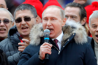 Президент России Владимир Путин (в центре) во время выступления на митинге «За сильную Россию!» на стадионе «Лужники», 3 марта 2018 года