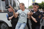 Полицейские задерживают Алексея Навального на акции в поддержку журналиста И.Голунова на Петровке, 12 июня 2019 года 