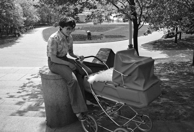 Фигуристка Ирина Роднина на прогулке с сыном Сашей, 1979 год