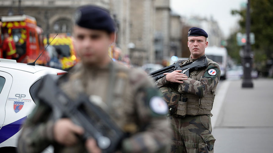 Армейское оцепление возле здания управления полиции Парижа, 3 октября 2019 года