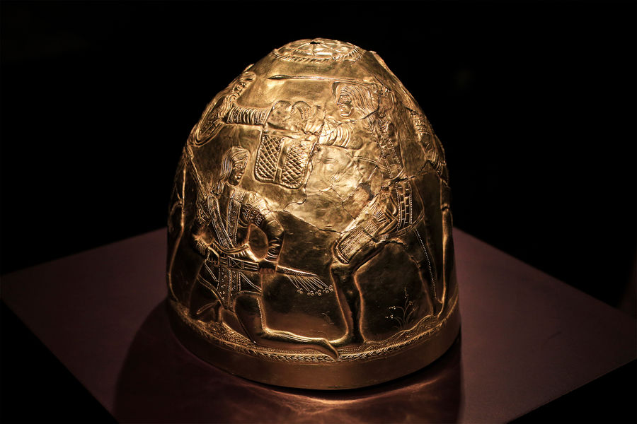 Скифский золотой шлем IV до н.э. на выставке «Крым: золото и секреты Черного моря» в историческом музее Алларда Пирсона в Амстердаме