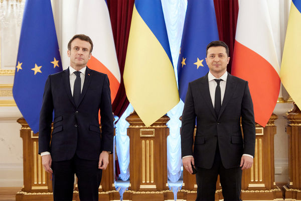 Президент Украины Владимир Зеленский и президент Франции Эммануэль Макрон во время встречи в Киеве, 8 февраля 2022 года